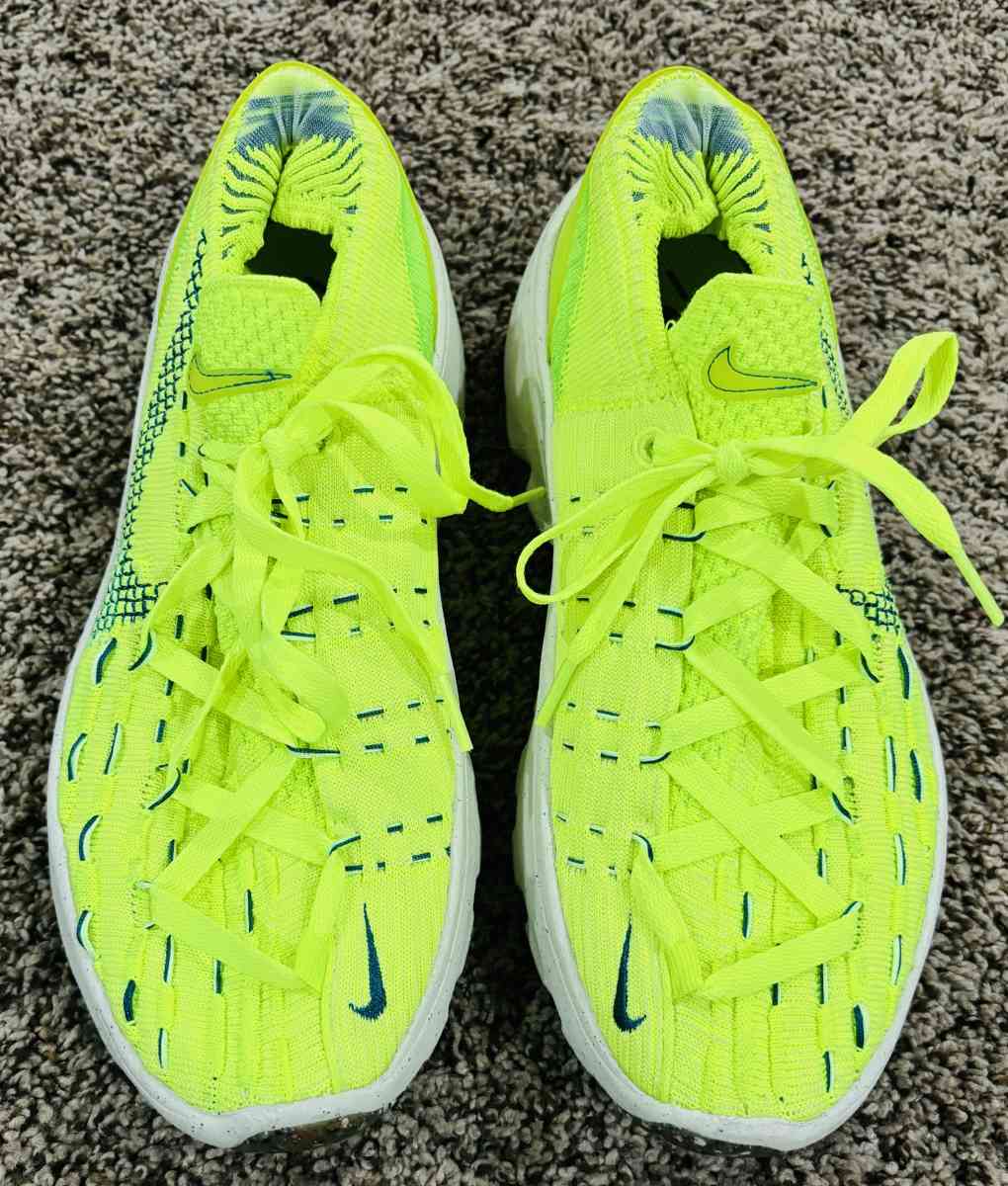 LIKE NEW WOMENS NIKE ATHLETIC SHOES SZ 10 - Evansdale, Iowa