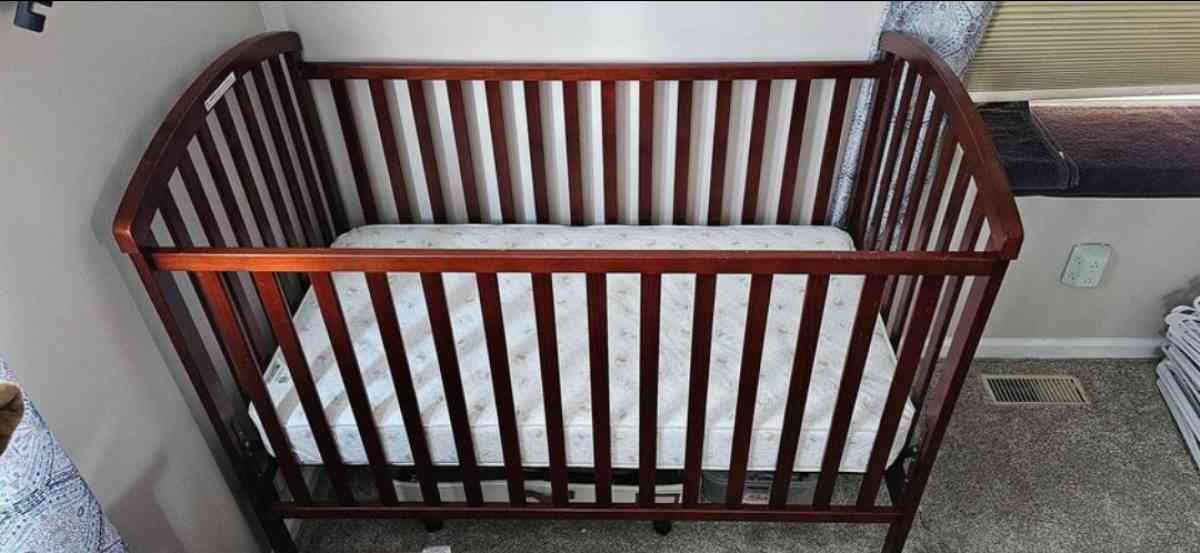 Wooden Crib with Mattress Crib is NOT Convertable - Gilbertsville, Pennsylvania