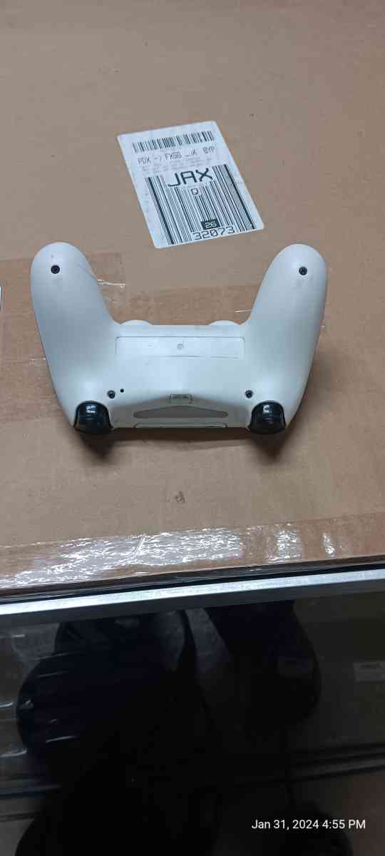 BRAND NEW PS4 CONTROLLER LIGHTLY     HARDLY  USED WHITE - Jacksonville, Florida - FleaMarketBay