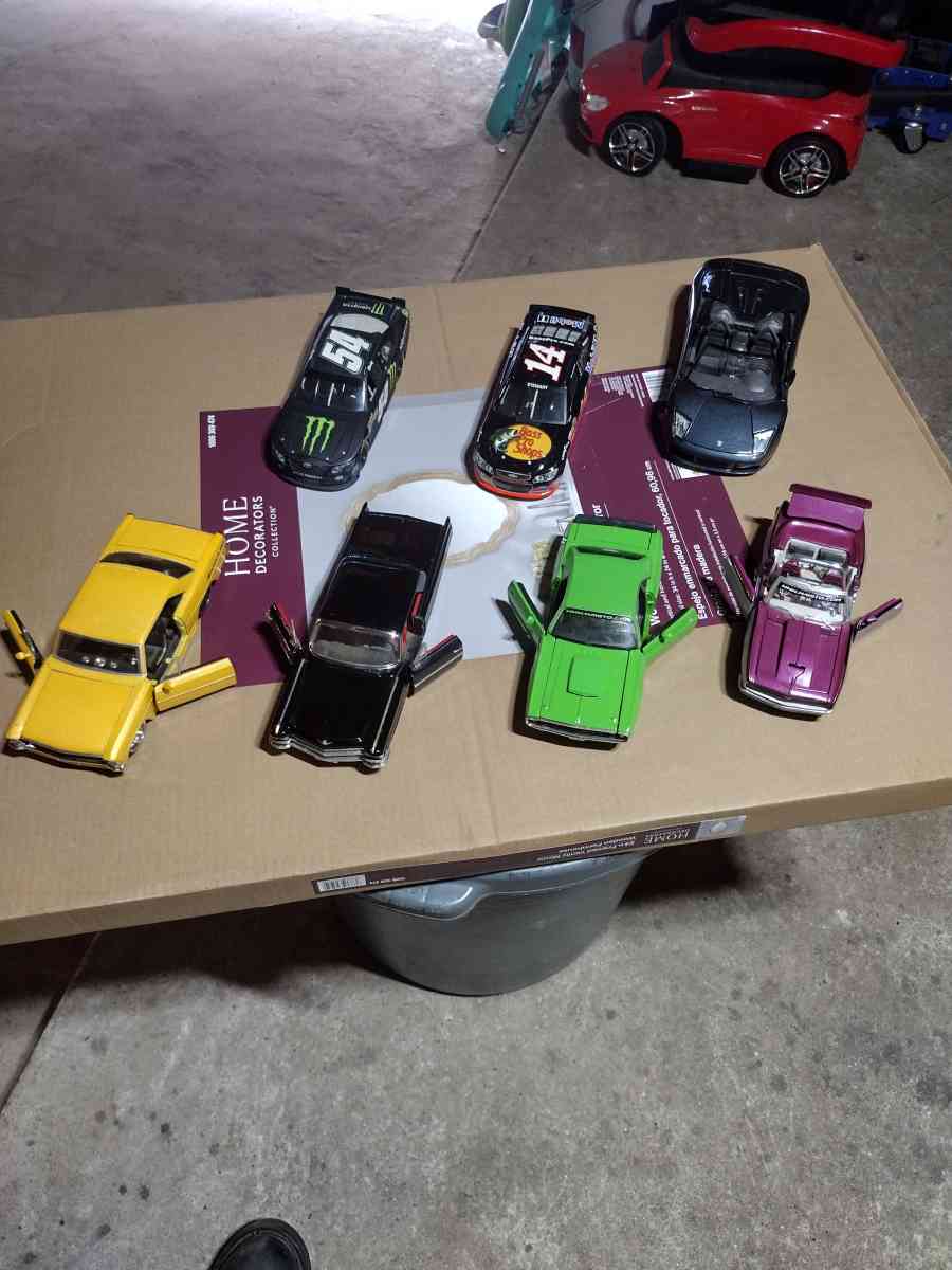 Lot of 7  1 24 scale diecast cars Lionel and maisto - Katy, Texas