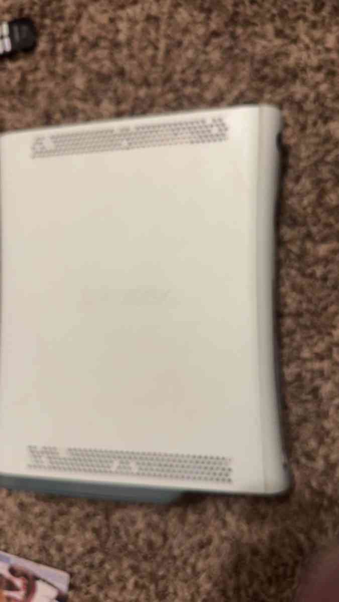 Xbox 360 2 controllers plus games - Paris, Kentucky