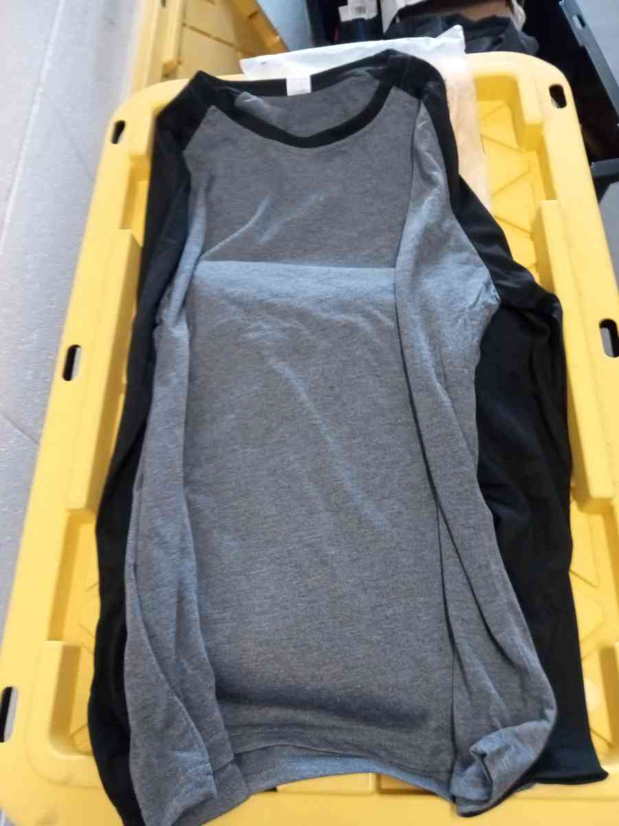 the 3 sweatshirt large new - Adelanto, California