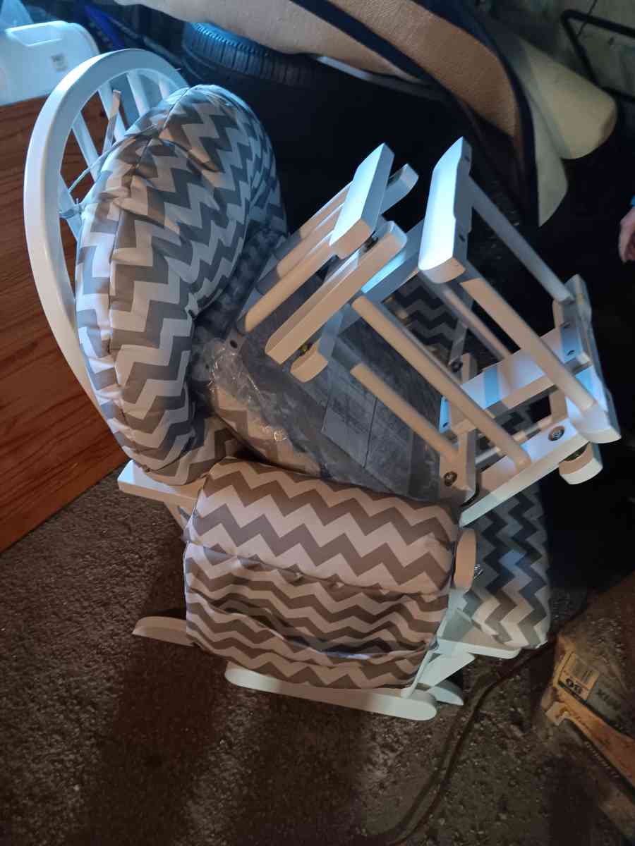 nursery chair - Milwaukee, Wisconsin - FleaMarketBay