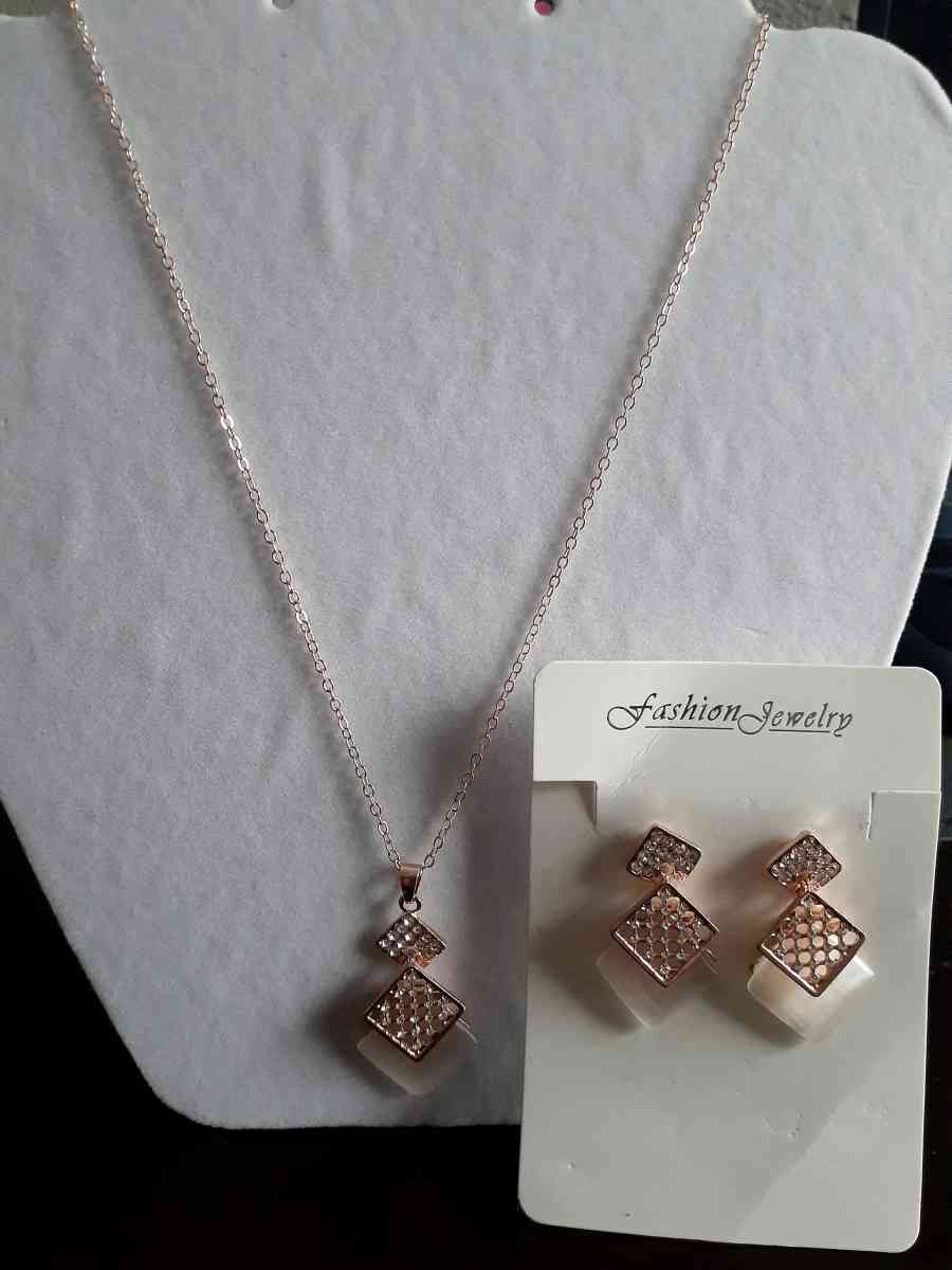 Beautiful necklace and earrings set rose gold - Mobile, Alabama - FleaMarketBay