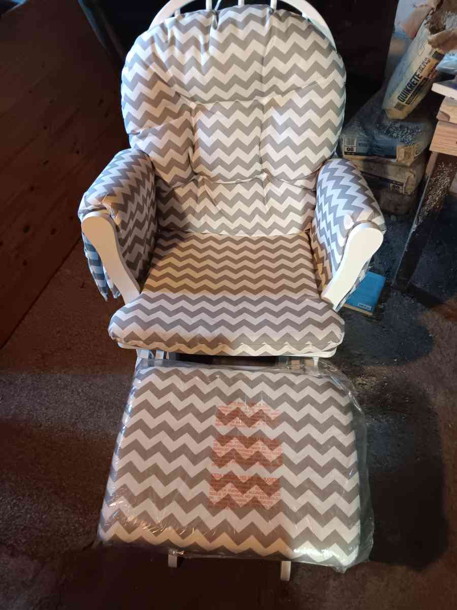 nursery chair - Milwaukee, Wisconsin - FleaMarketBay
