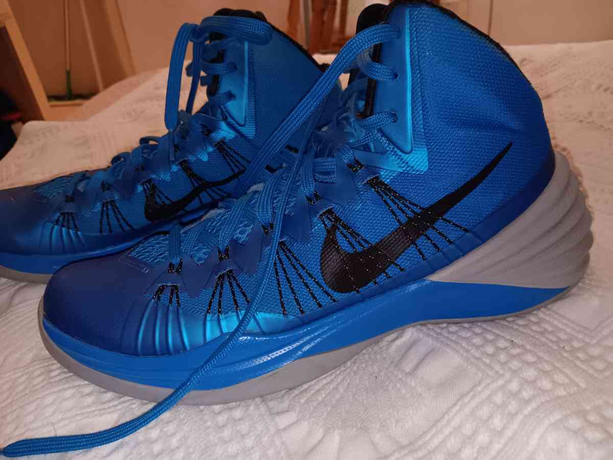 NIKE SNEAKERS - Barnstable, Massachusetts