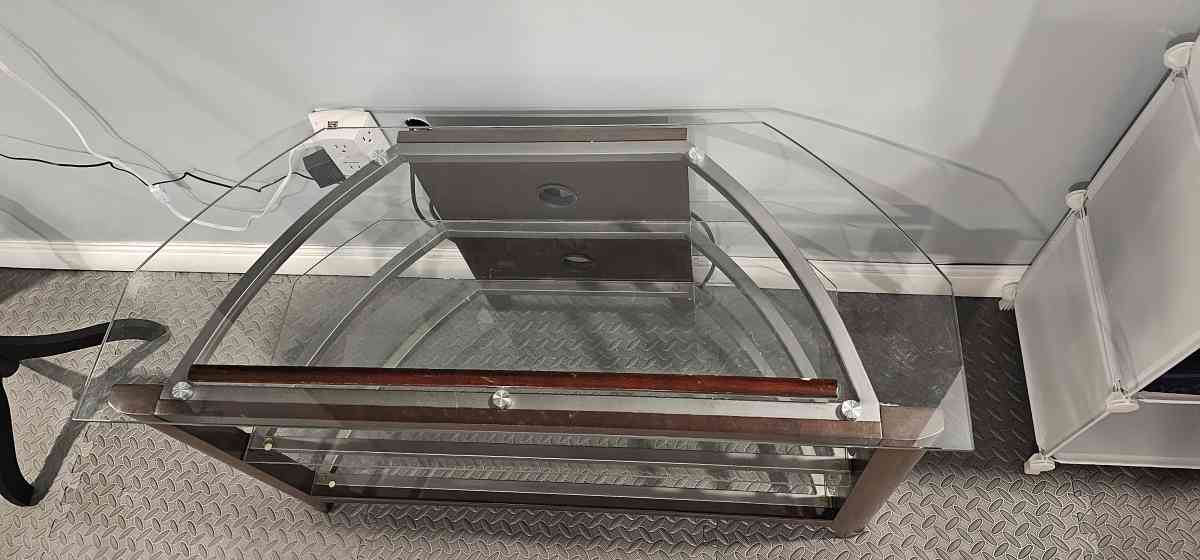 TV STAND LIKE NEW - Gilbertsville, Pennsylvania - FleaMarketBay