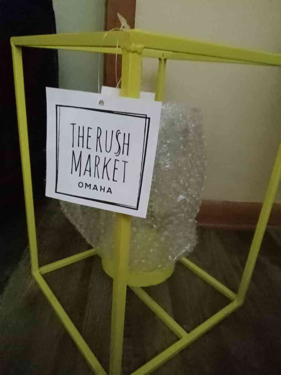 pictures dresser vase tables - Omaha, Nebraska - FleaMarketBay