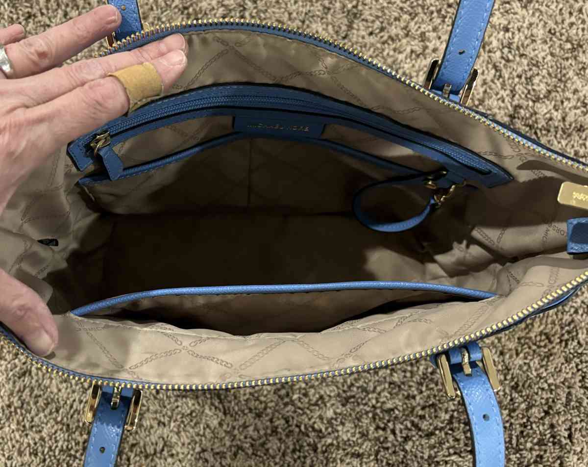 LIKE NEW MICHAEL KORS HANDBAG - Evansdale, Iowa - FleaMarketBay