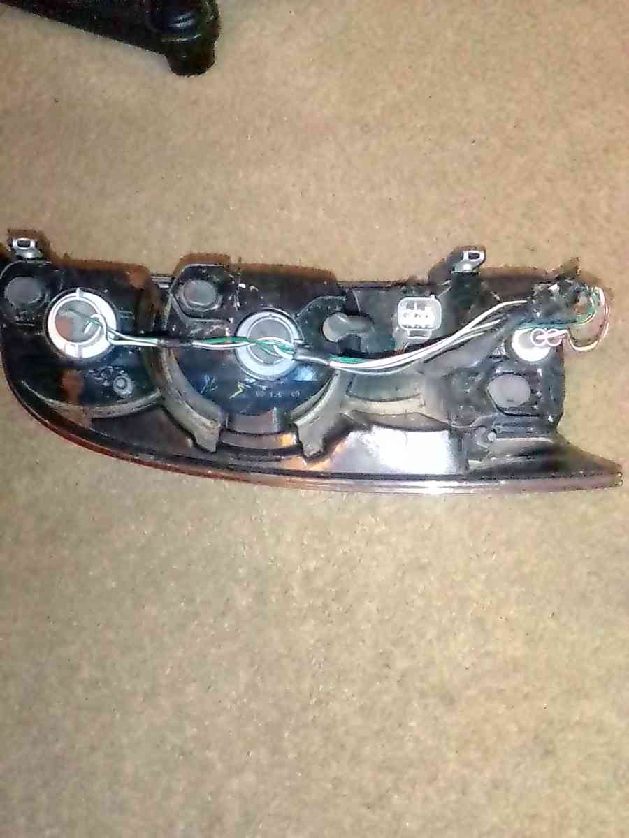 2003 Toyota 4Runner Right rear tail light - Irving, Texas - FleaMarketBay