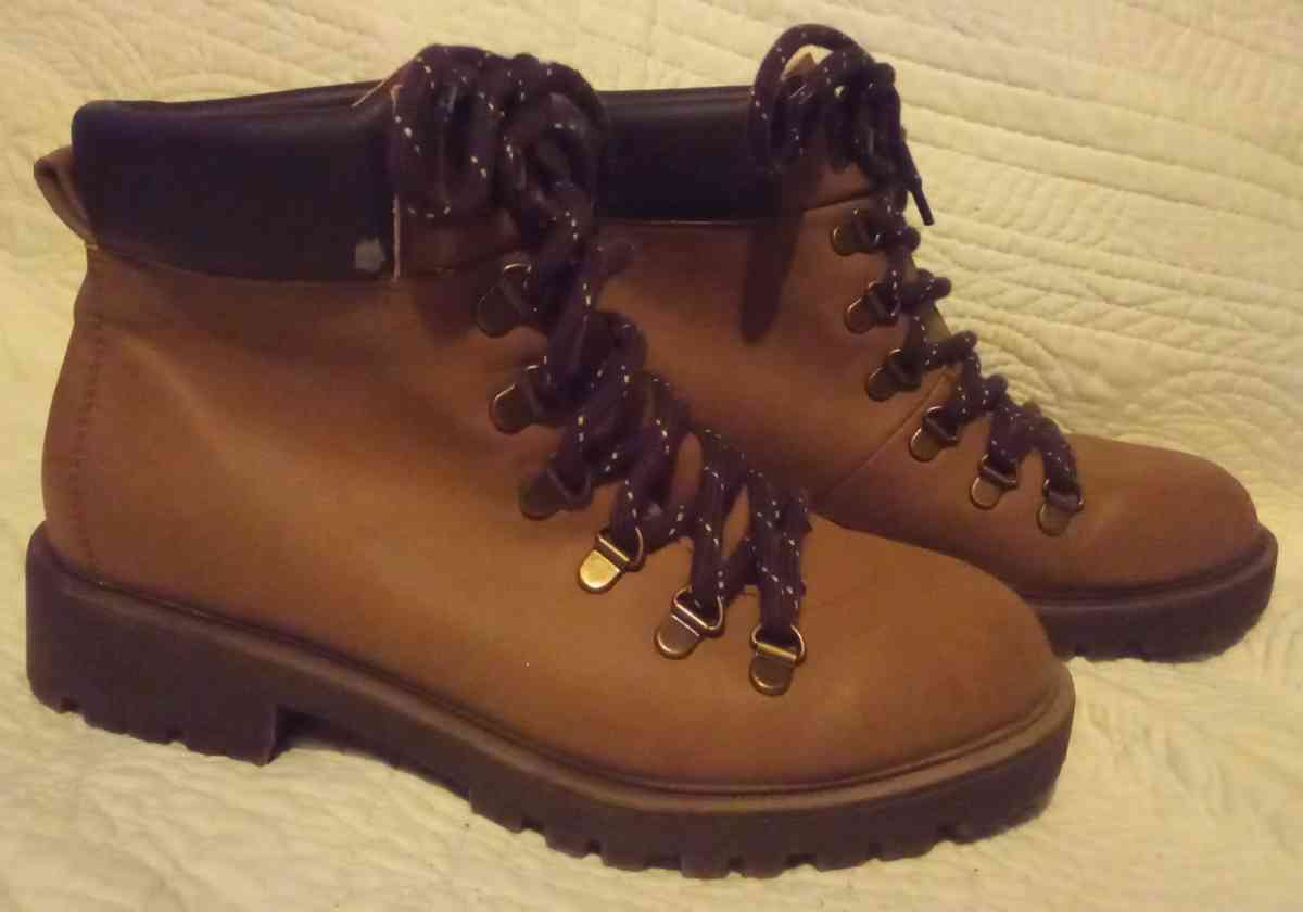 Womens Shoes - Adamsville, Ohio - FleaMarketBay