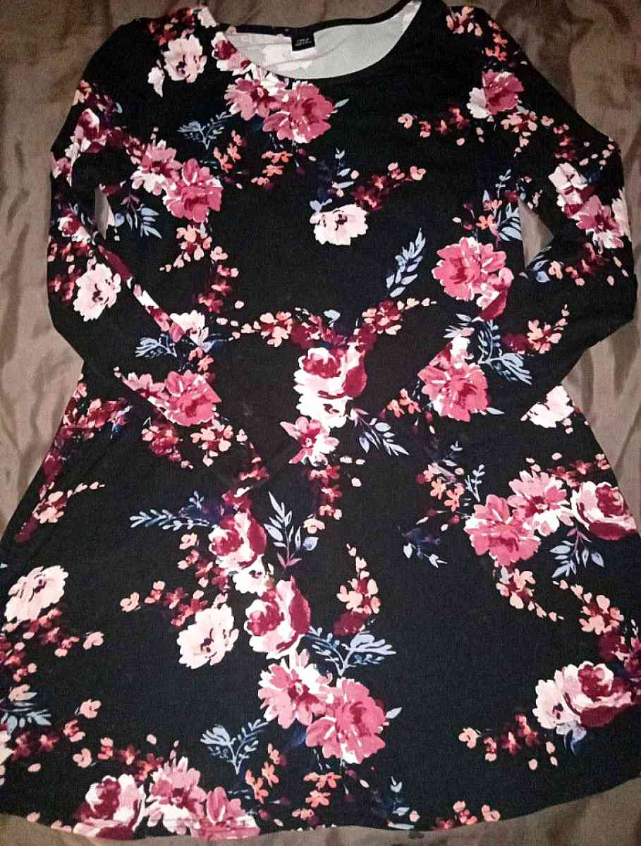 LILDY DRESS SZ S - Cleveland, Tennessee - FleaMarketBay