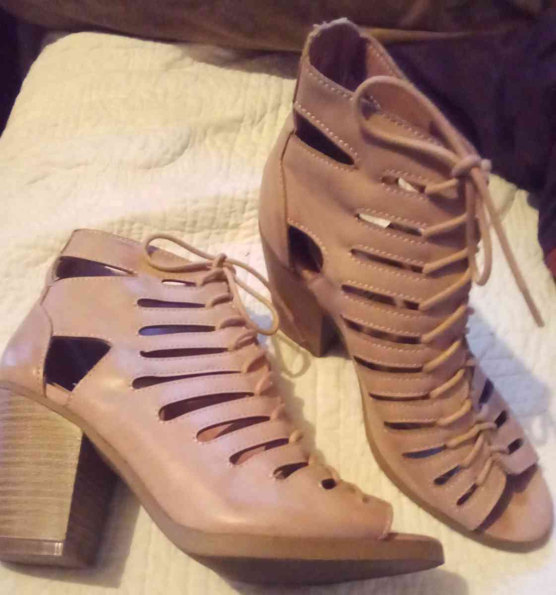 Womens Shoes - Adamsville, Ohio - FleaMarketBay