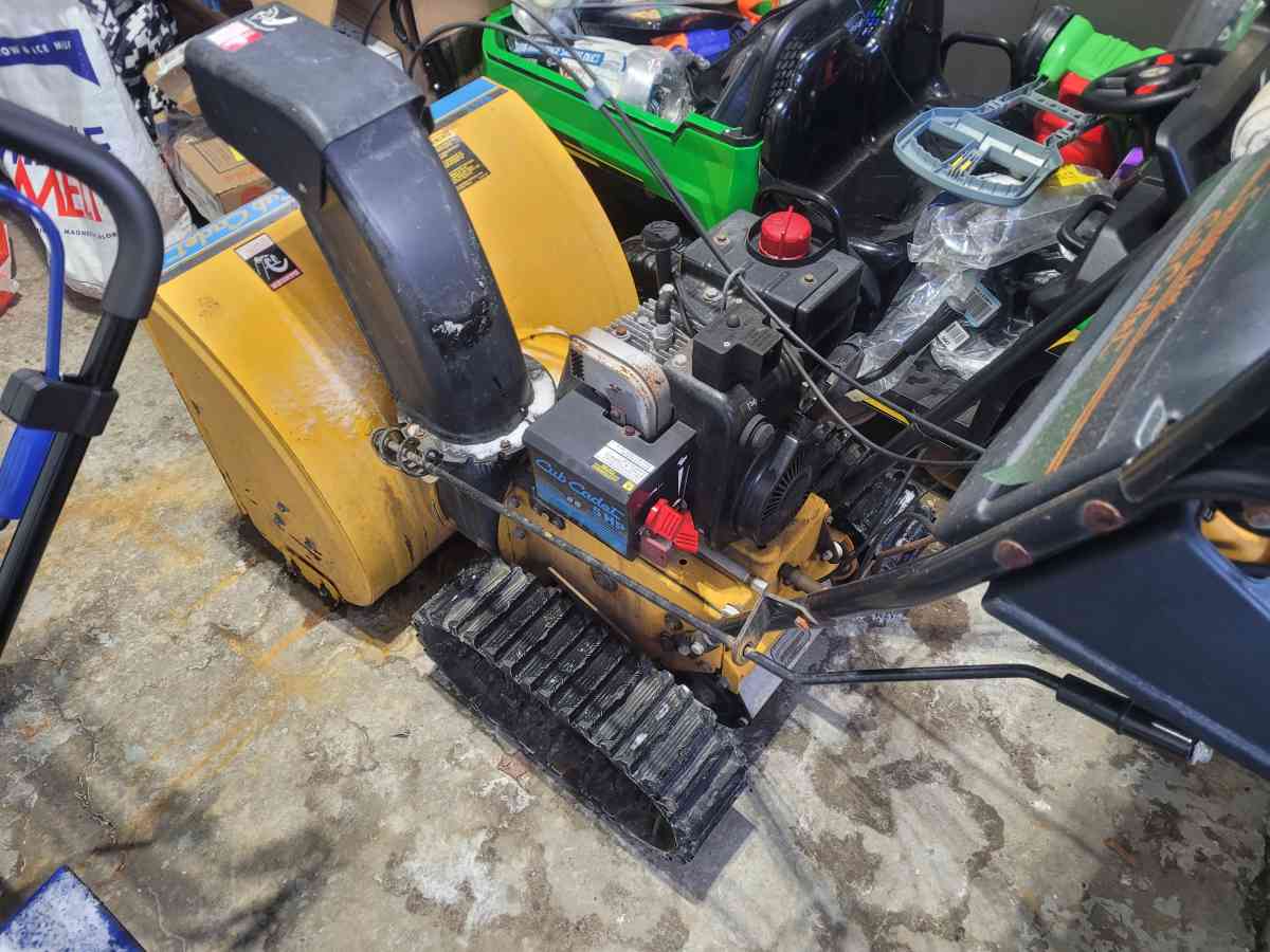 Cub Cadet snowblower on tracs - Pittsburgh, Pennsylvania - FleaMarketBay