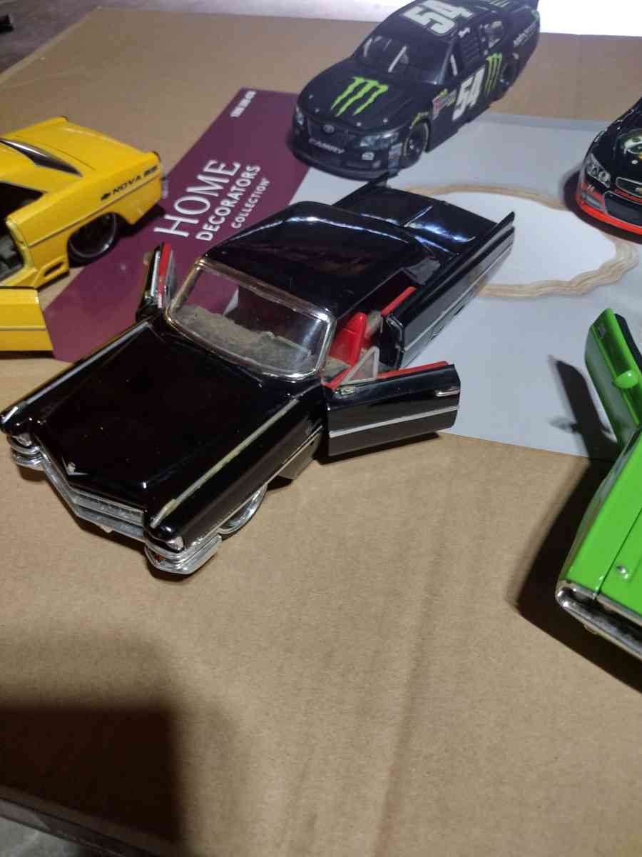 Lot of 7  1 24 scale diecast cars Lionel and maisto - Katy, Texas - FleaMarketBay