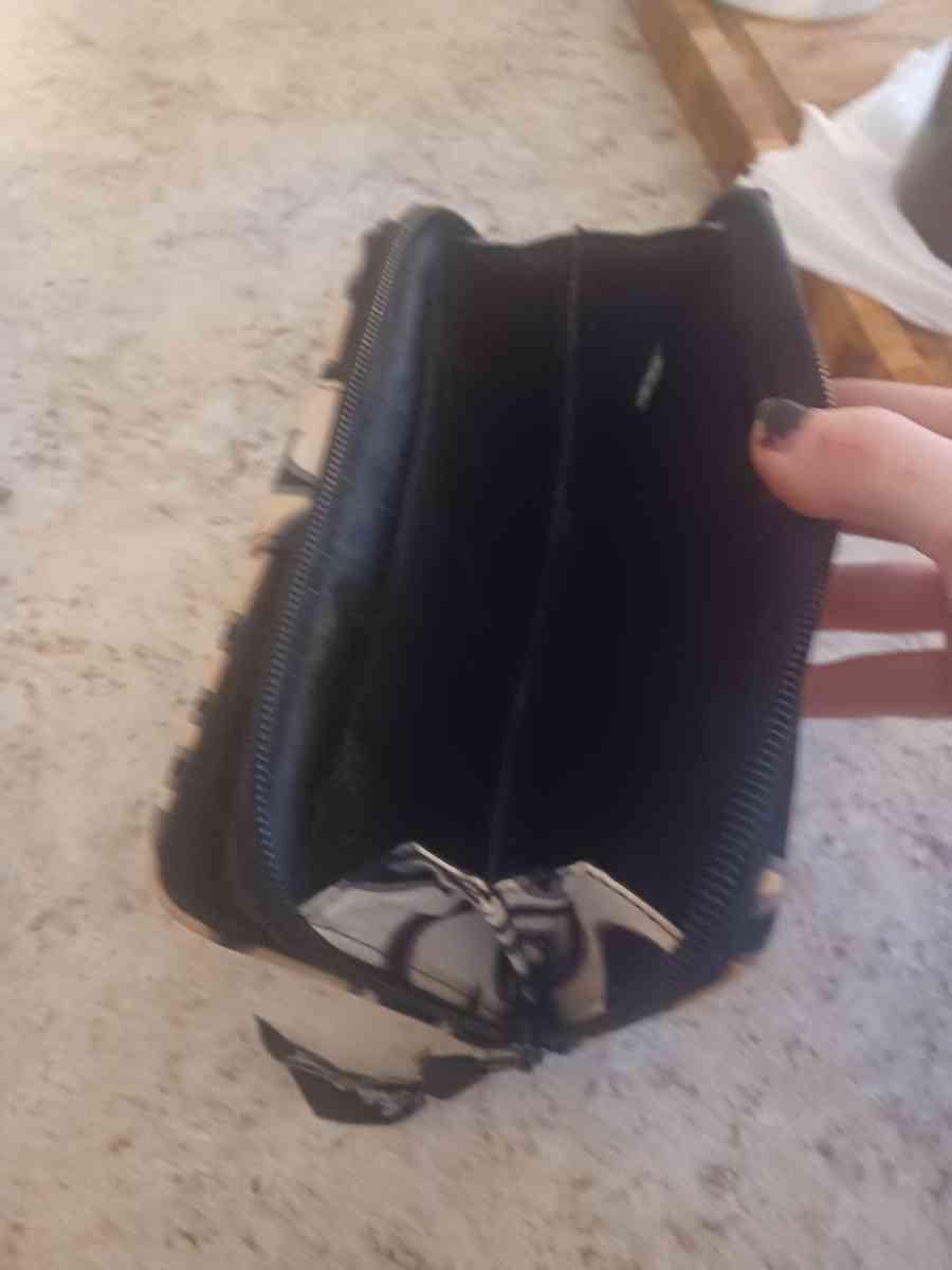 black flower wellet - Warriors Mark, Pennsylvania - FleaMarketBay