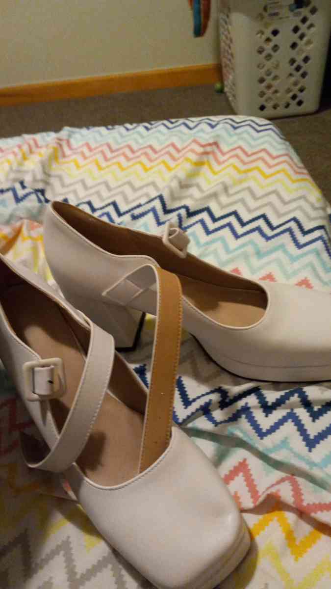 white high heels - Columbus, Ohio - FleaMarketBay