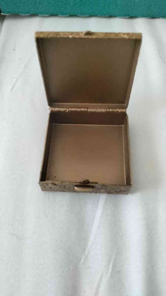 vintage pill box - Catasauqua, Pennsylvania - FleaMarketBay