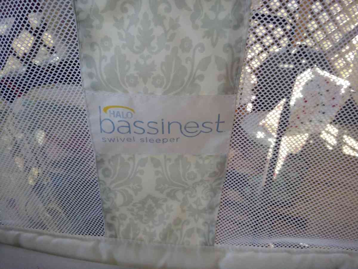 halo bassinet it swivels on stand - South Pittsburg, Tennessee - FleaMarketBay
