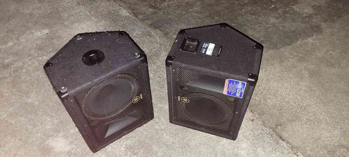 a Yamaha synthesizer and stage snake and speakers - Alvin, Texas