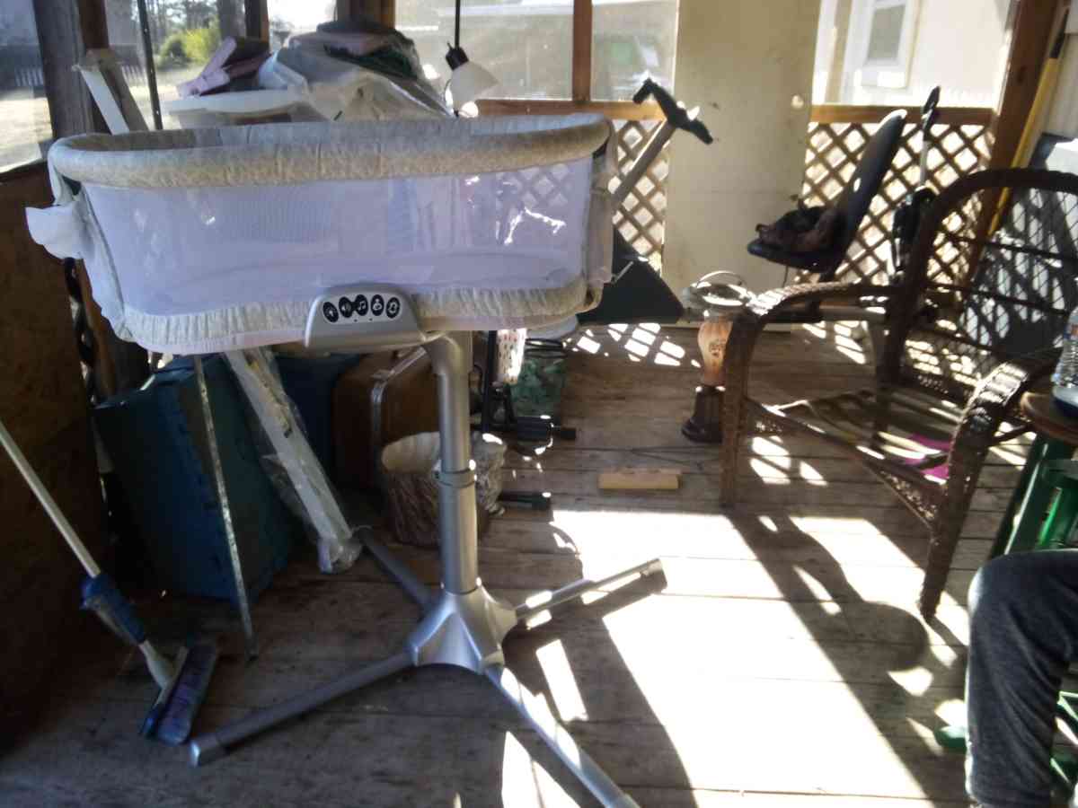 halo bassinet it swivels on stand - South Pittsburg, Tennessee