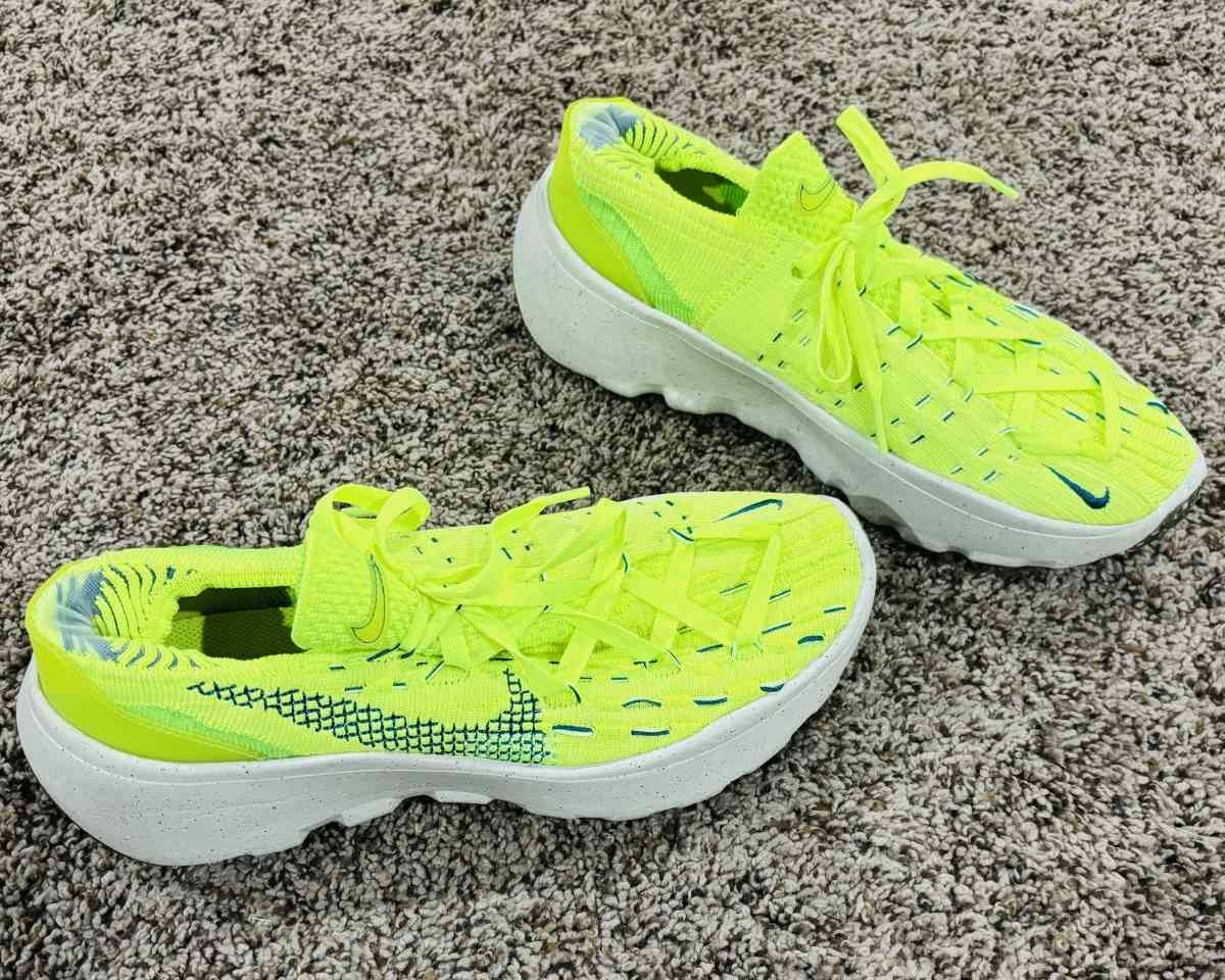 LIKE NEW WOMENS NIKE ATHLETIC SHOES SZ 10 - Evansdale, Iowa - FleaMarketBay