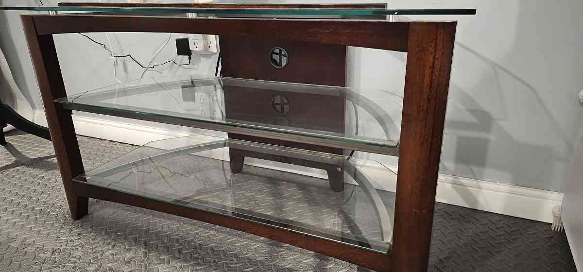 TV STAND LIKE NEW - Gilbertsville, Pennsylvania - FleaMarketBay