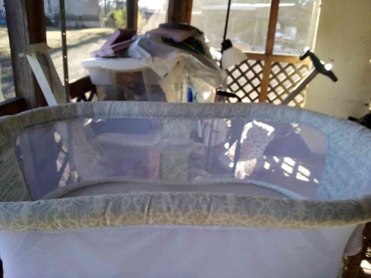 halo bassinet it swivels on stand - South Pittsburg, Tennessee - FleaMarketBay