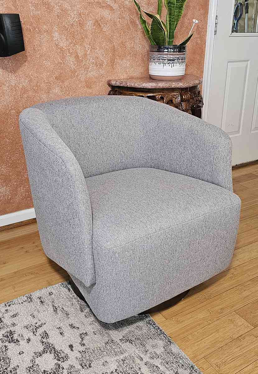 MINCETA Swivel Chair Local Pick up Only - Gilbertsville, Pennsylvania - FleaMarketBay