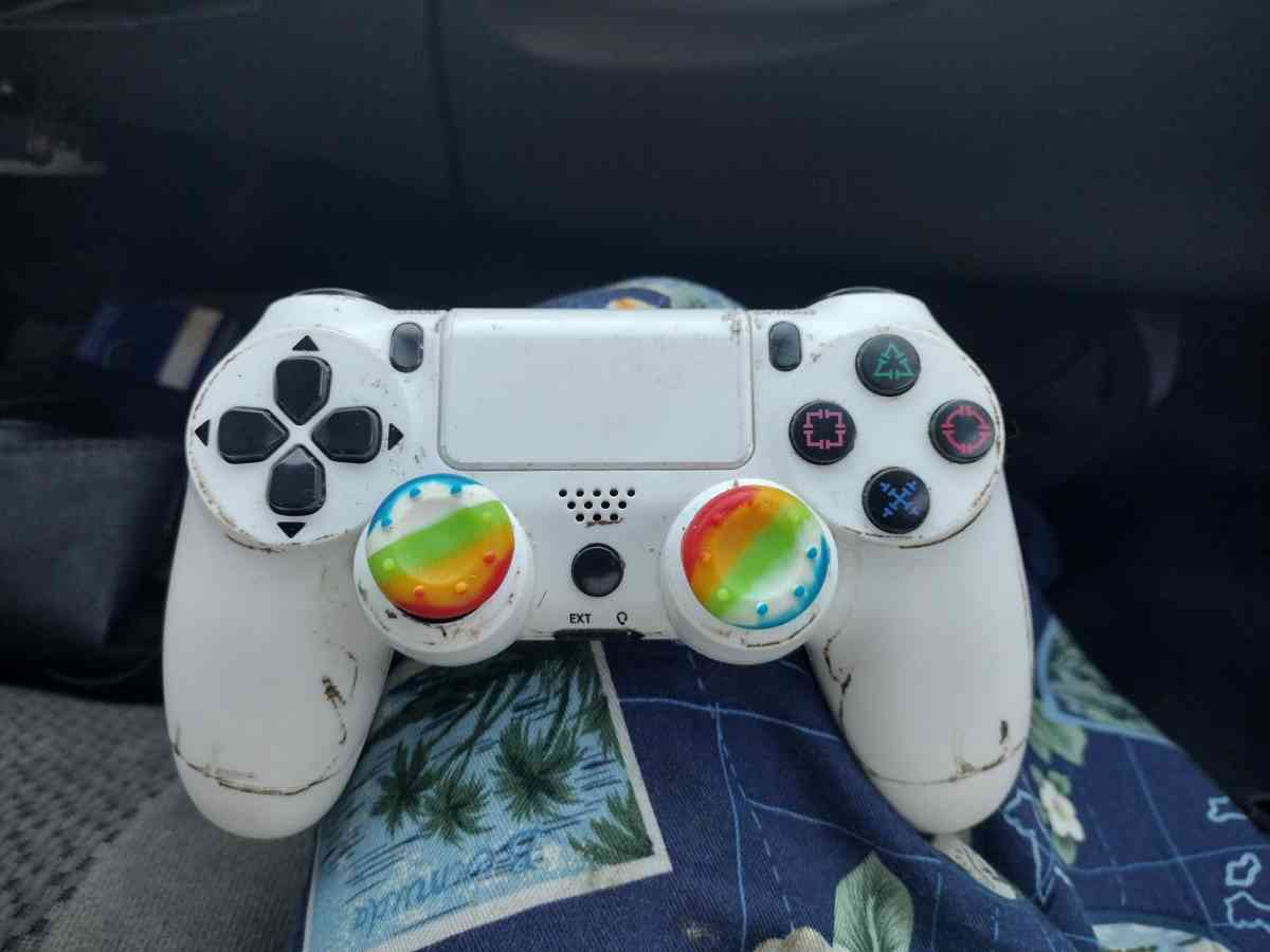 BRAND NEW PS4 CONTROLLER LIGHTLY     HARDLY  USED WHITE - Jacksonville, Florida - FleaMarketBay