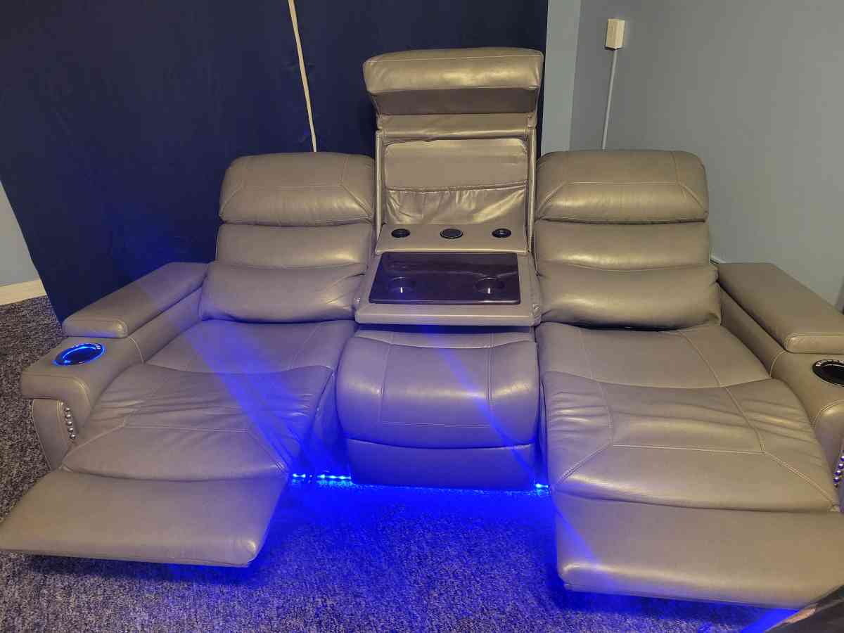 Recliner Couch - Virginia Beach, Virginia - FleaMarketBay