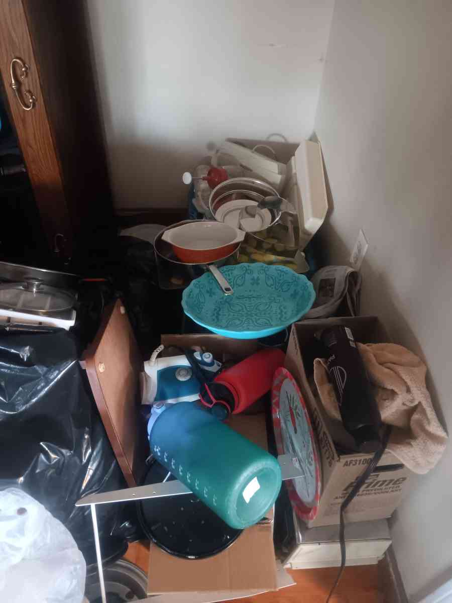 a large assortment of cookware bakeware and dishes - Enfield, Connecticut - FleaMarketBay