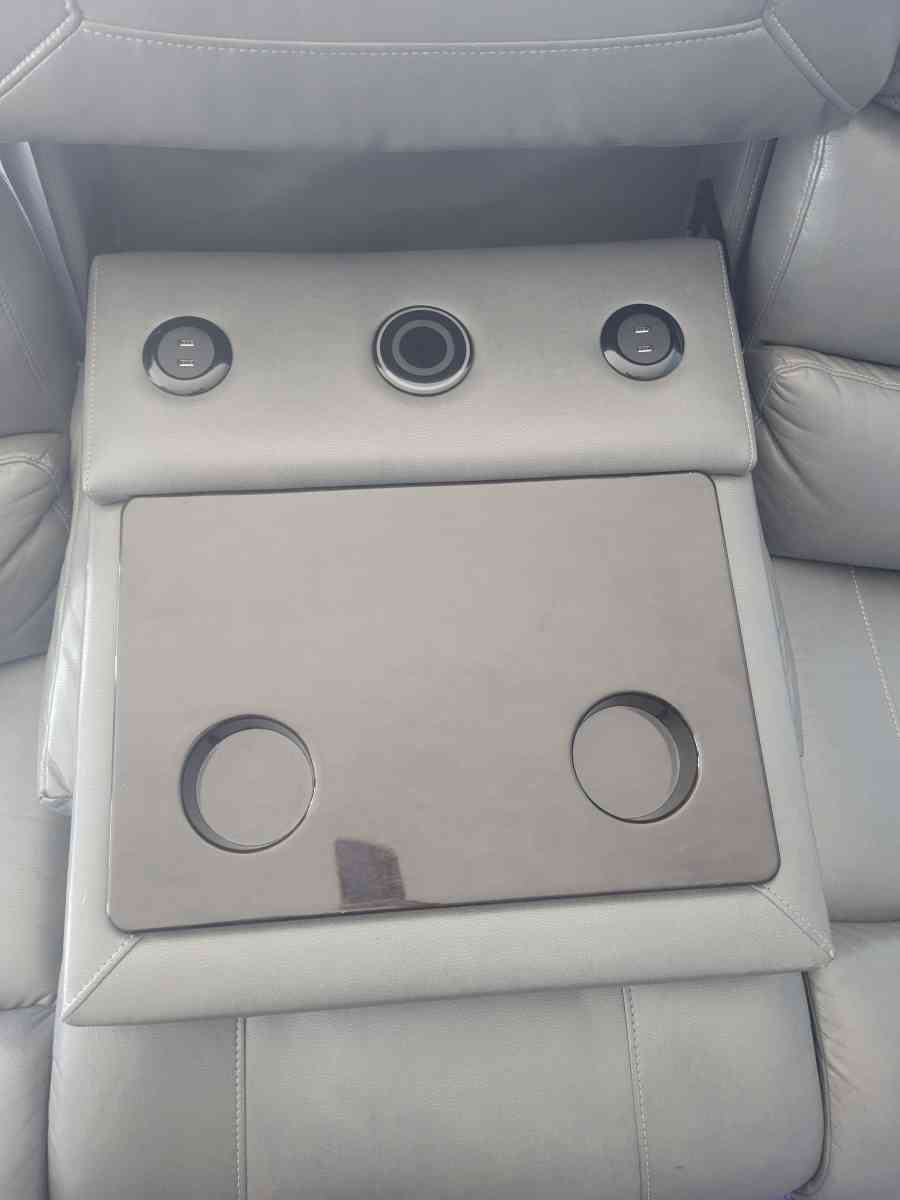 Recliner Couch - Virginia Beach, Virginia - FleaMarketBay