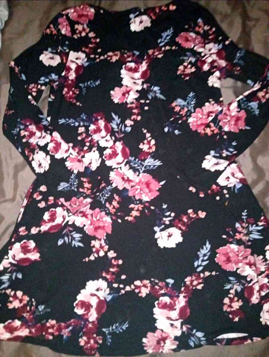 LILDY DRESS SZ S - Cleveland, Tennessee - FleaMarketBay