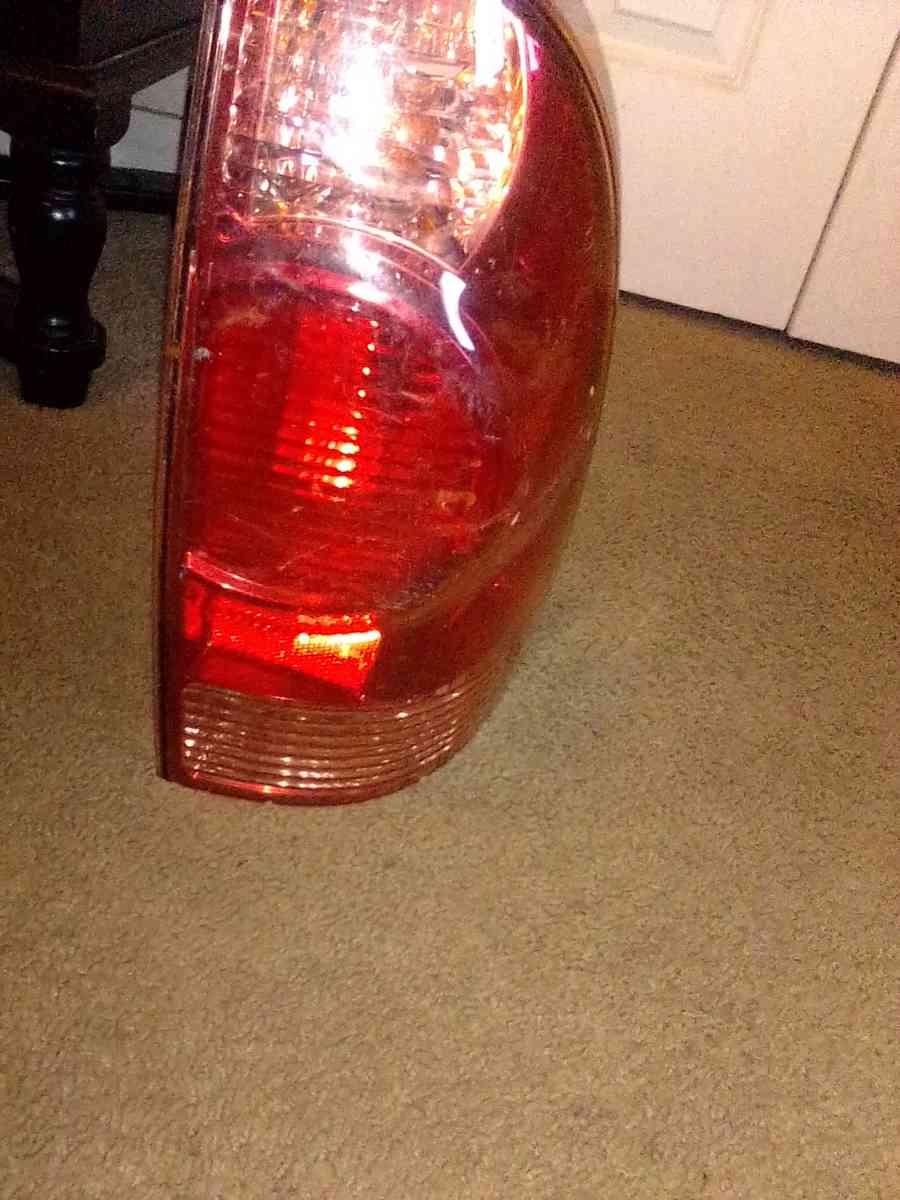 2003 Toyota 4Runner Right rear tail light - Irving, Texas - FleaMarketBay
