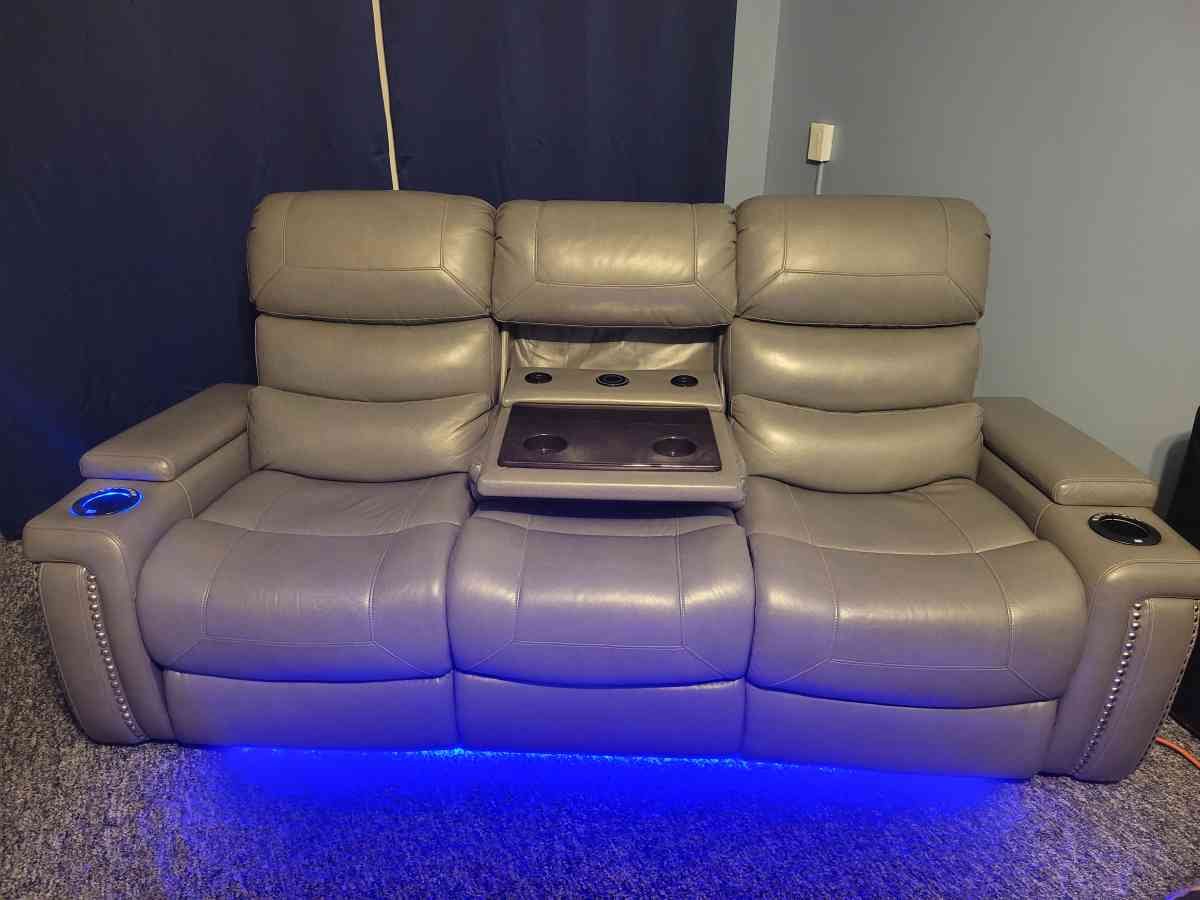 Recliner Couch - Virginia Beach, Virginia - FleaMarketBay