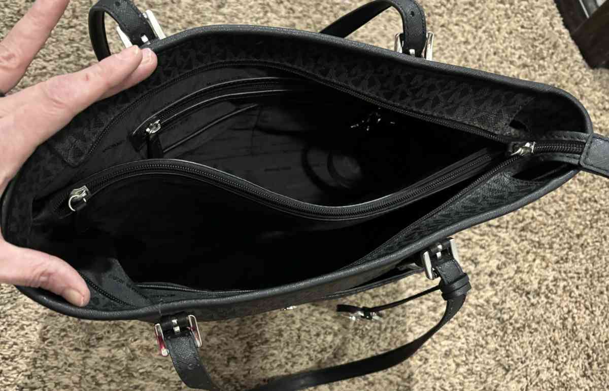 BRAND NEW MICHAEL KORS HANDBAG - Cedar Falls, Iowa - FleaMarketBay