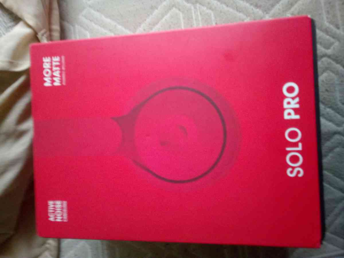 Im saling some brand new red beats by Pharrell Williams - California City, California