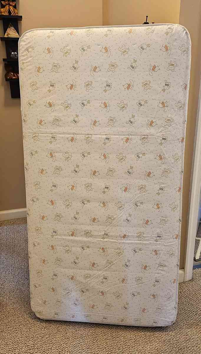 Wooden Crib with Mattress Crib is NOT Convertable - Gilbertsville, Pennsylvania - FleaMarketBay