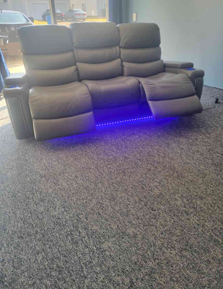 Recliner Couch - Virginia Beach, Virginia - FleaMarketBay