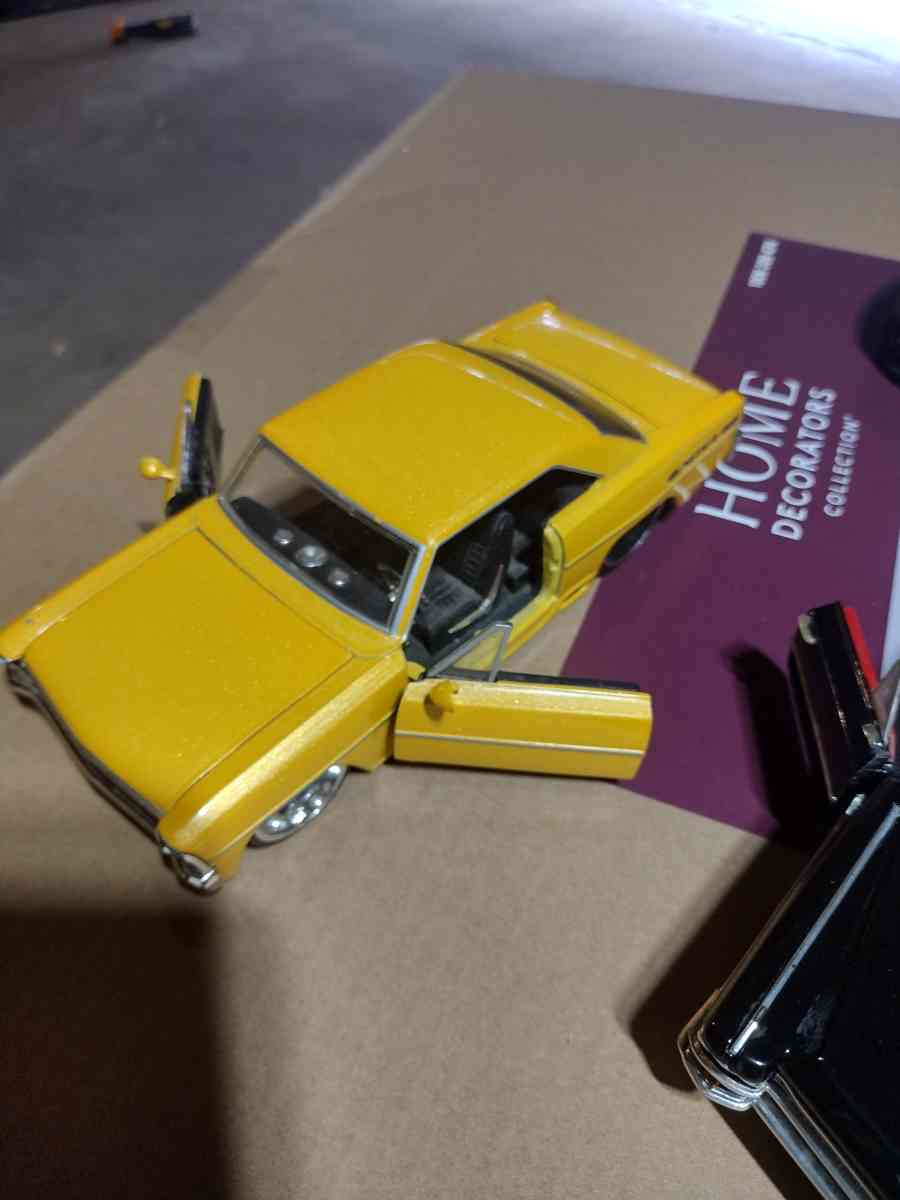 Lot of 7  1 24 scale diecast cars Lionel and maisto - Katy, Texas - FleaMarketBay