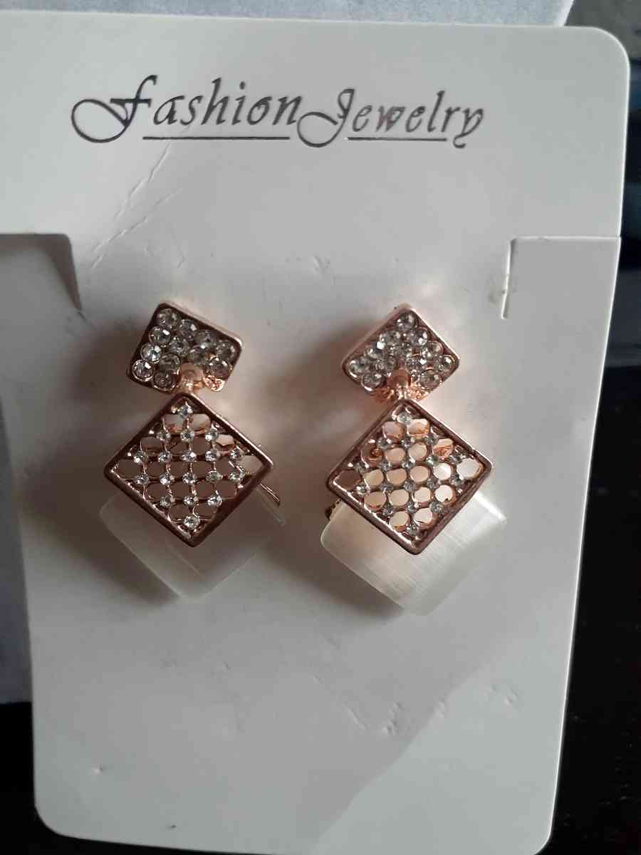 Beautiful necklace and earrings set rose gold - Mobile, Alabama - FleaMarketBay