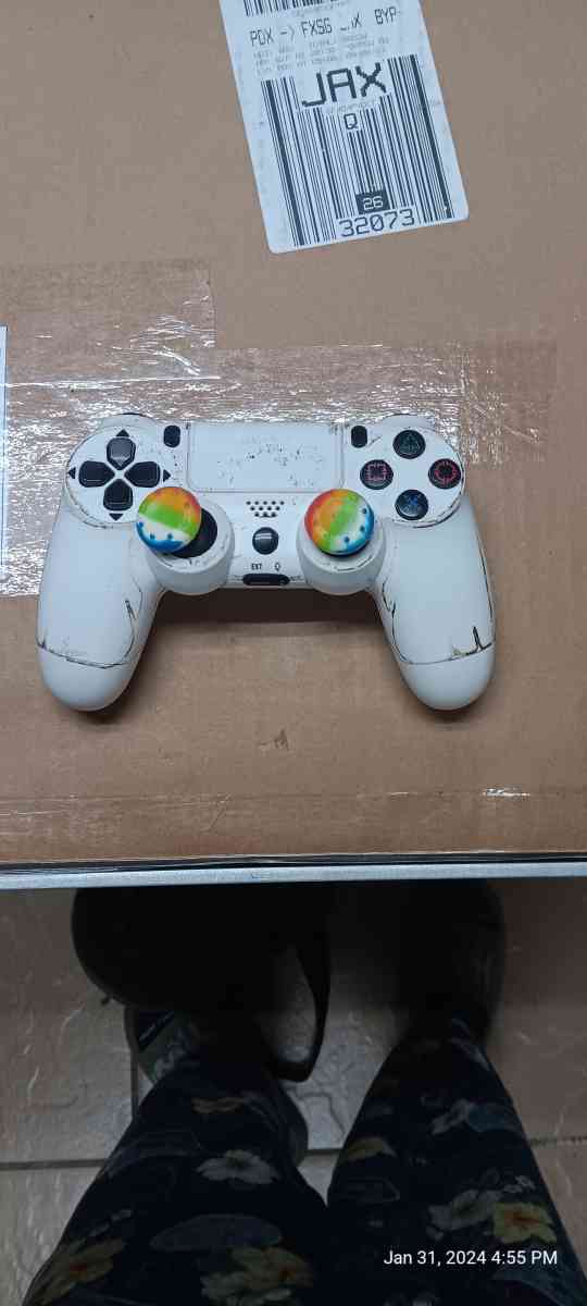 BRAND NEW PS4 CONTROLLER LIGHTLY     HARDLY  USED WHITE - Jacksonville, Florida