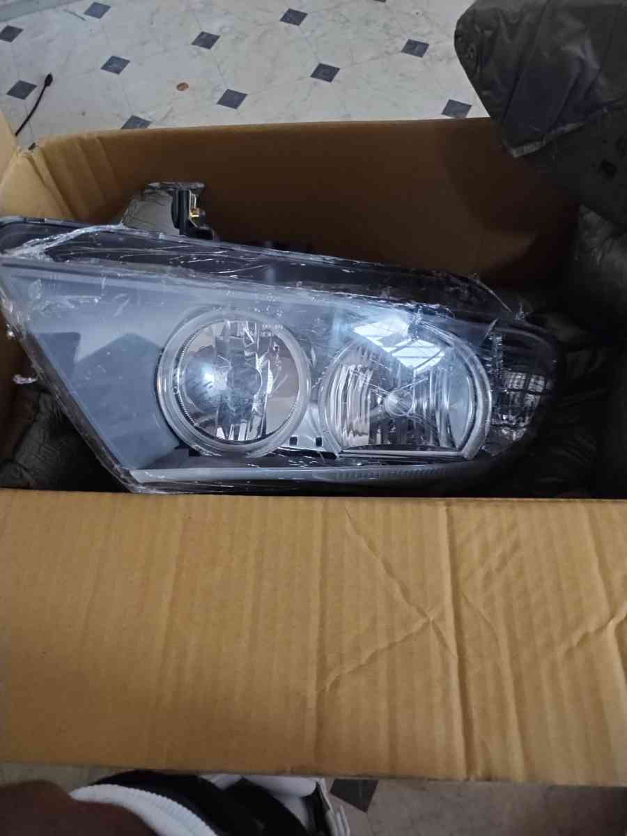 2011 BMW right side headlight - Jacksonville, Florida