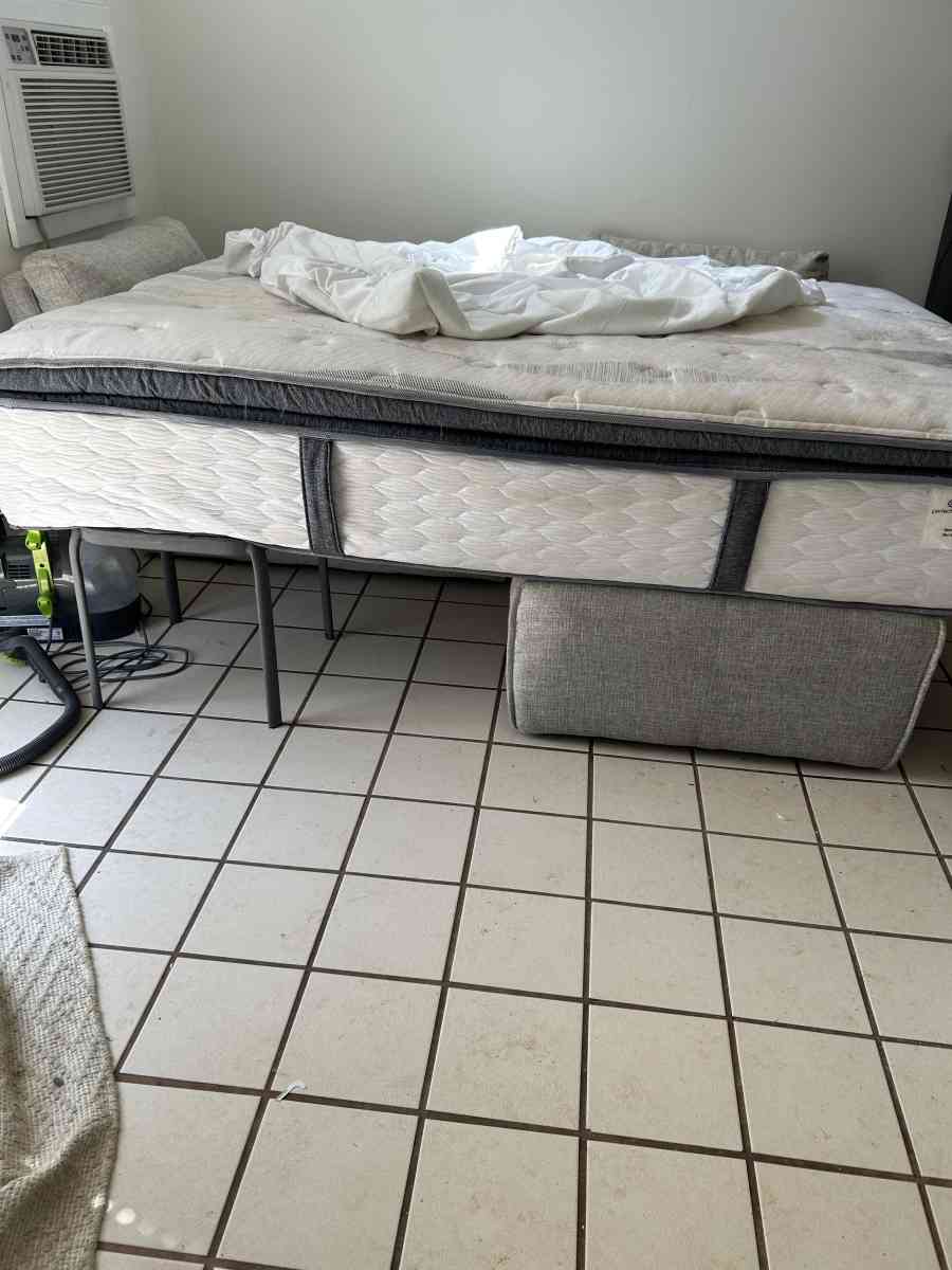 Serra Queen used as guest bed since Oct Moving and cant take - Sylva, North Carolina - FleaMarketBay
