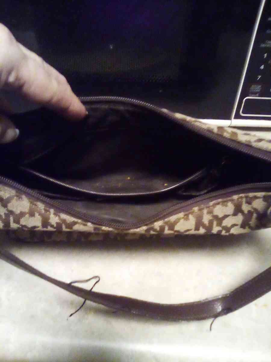 a womans purse - Adamsville, Ohio - FleaMarketBay