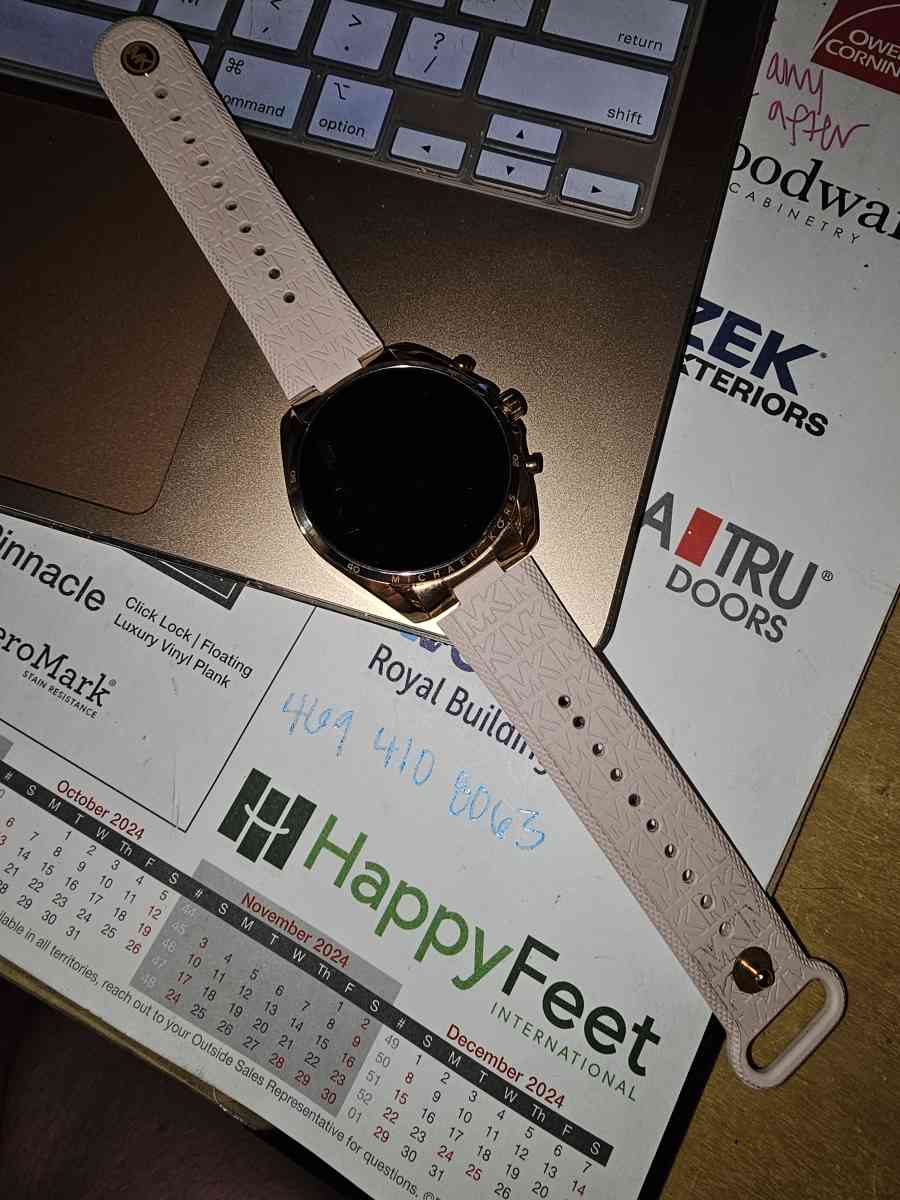MK Bradshaw 6 smart watch - Minnetonka, Minnesota - FleaMarketBay