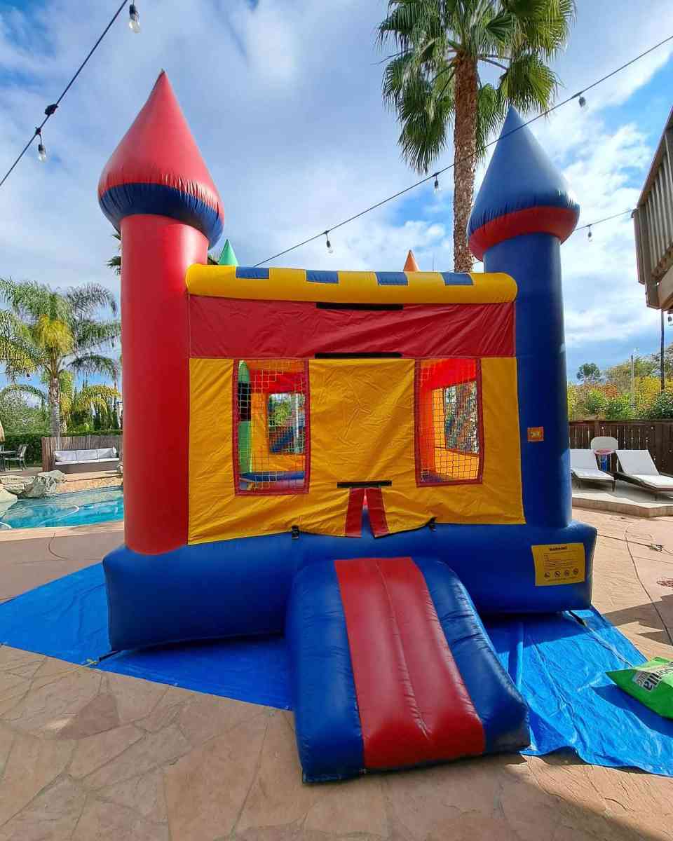 jumper brincolin - Riverside, California - FleaMarketBay