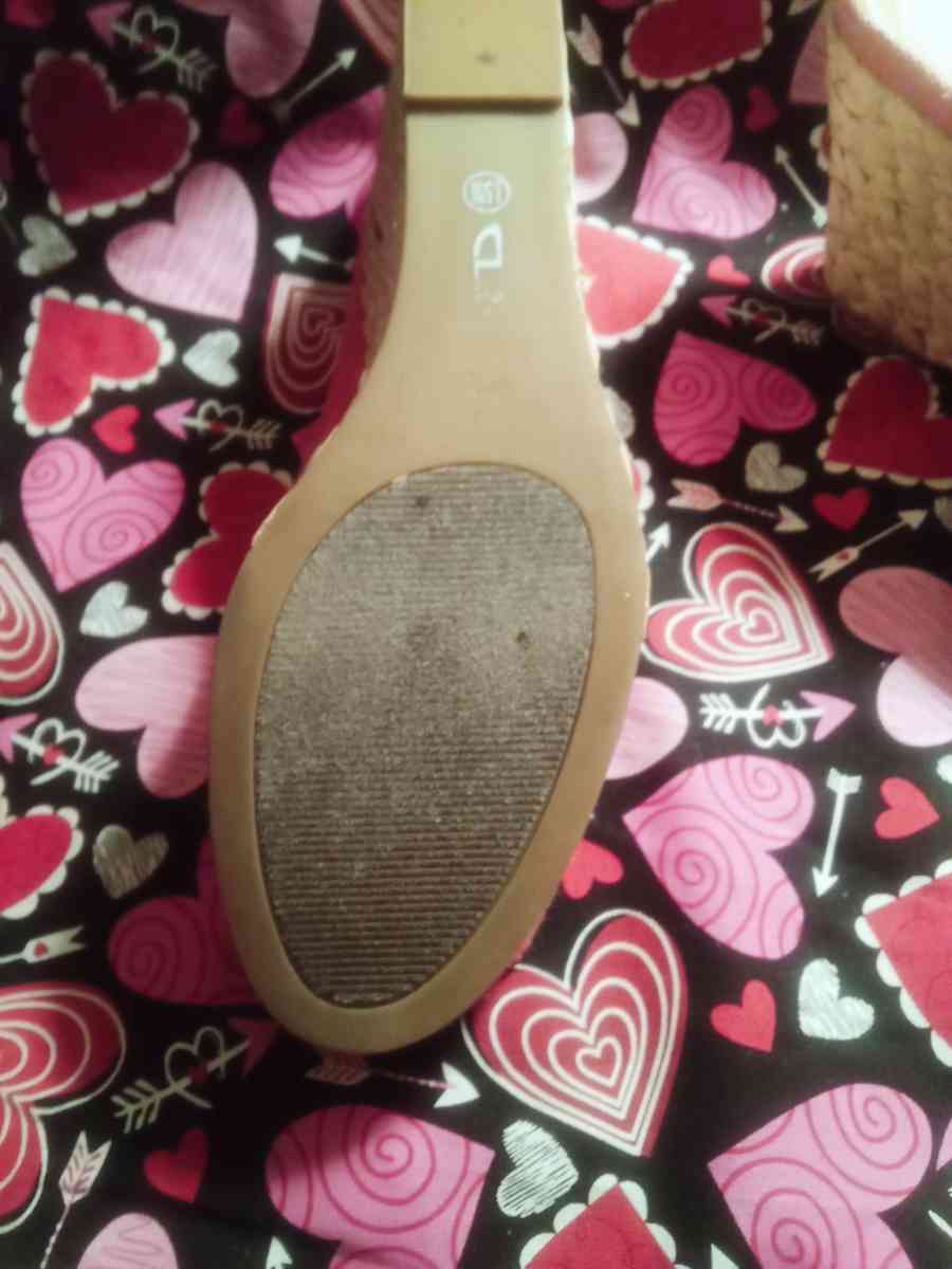 Pink Wedges - Spencer, Oklahoma - FleaMarketBay