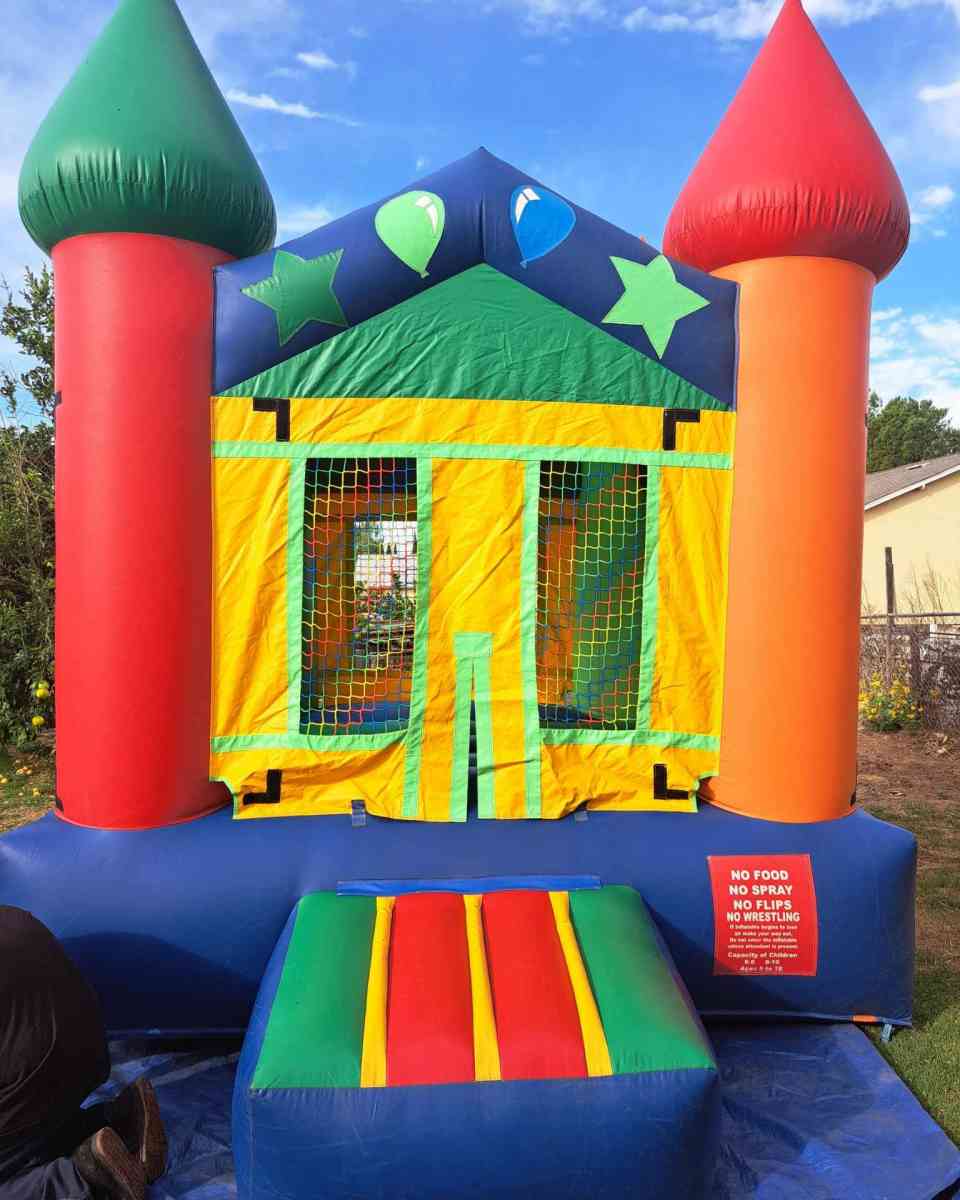 jumper brincolin - Riverside, California - FleaMarketBay